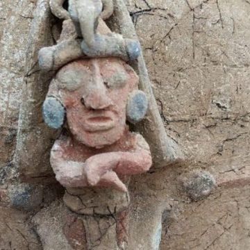 Halla urna funeraria con la imagen del dios del maíz, en el Tramo 7 del Tren Maya