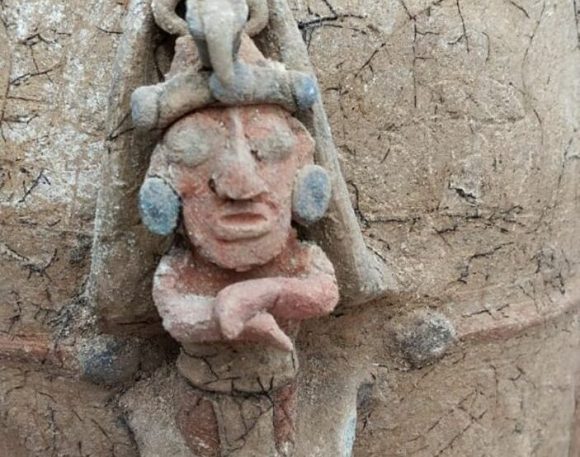 Halla urna funeraria con la imagen del dios del maíz, en el Tramo 7 del Tren Maya