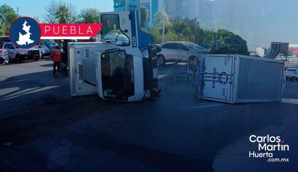 Camioneta con productos lácteos volcó sobre Vía Atlixcáyotl