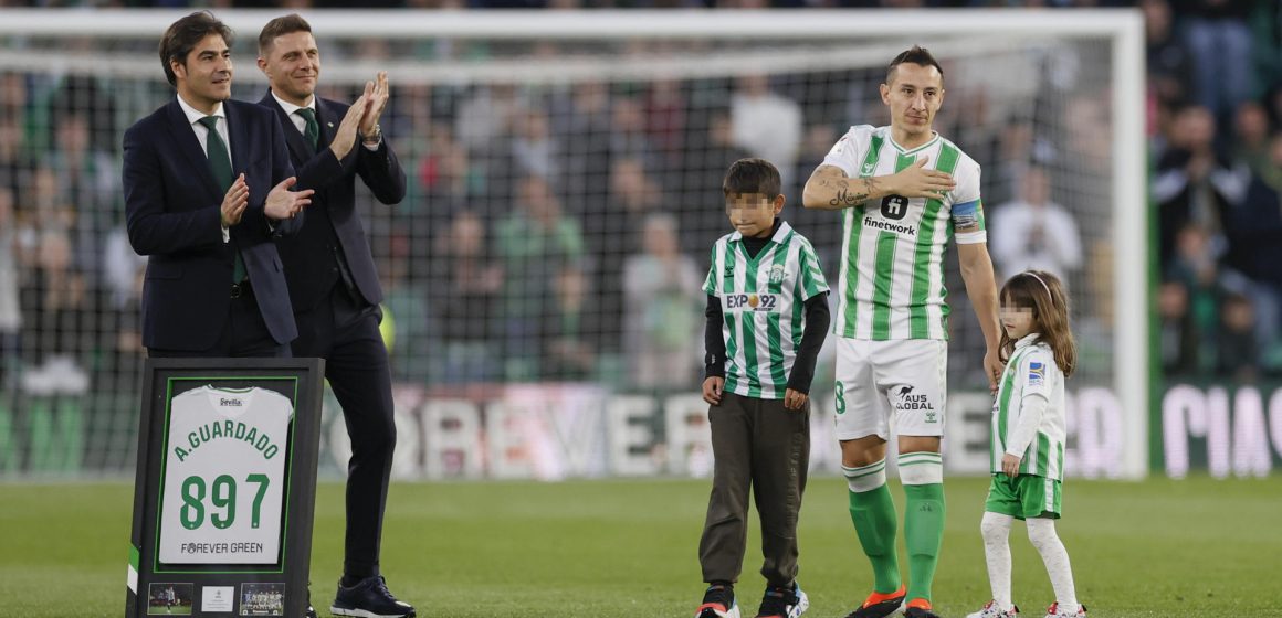 Betis y Barcelona hacen pasillo a Andrés Guardado