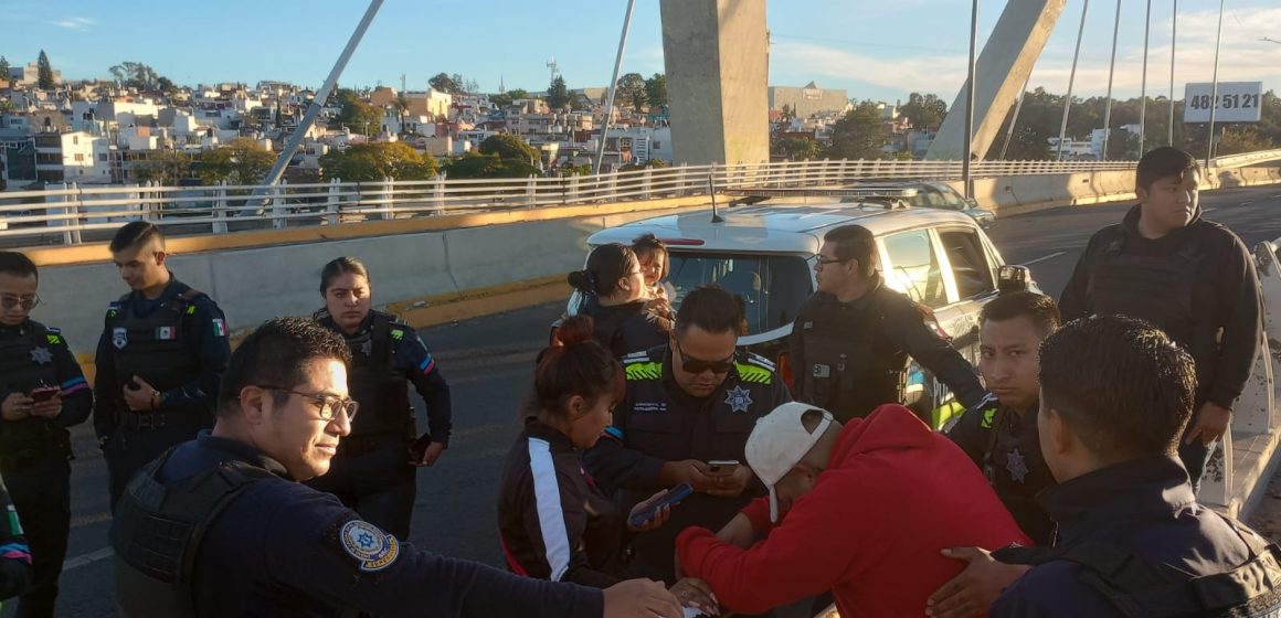 Policía Municipal de Puebla rescata a Gerardo, intento lanzarse del puente de Calzada Zaragoza