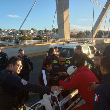 Policía Municipal de Puebla rescata a Gerardo, intento lanzarse del puente de Calzada Zaragoza