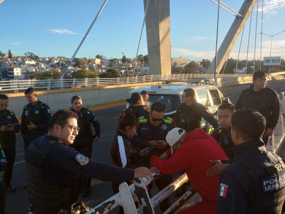 b6114c08-ce92-4fc8-9a63-3bc3c9edef93 Policía Municipal de Puebla rescata a Gerardo, intento lanzarse del puente de Calzada Zaragoza