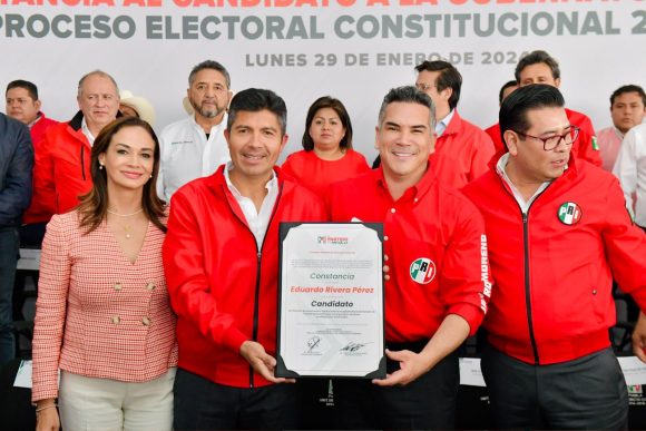 PRI da constancia a Lalo Rivera como candidato a gobernador