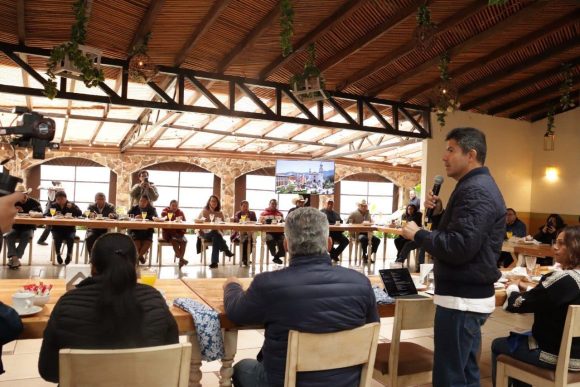 c6d5a17f-8751-48fa-b7fe-7619e153a78d Actores sociales de la Sierra platican con Eduardo Rivera