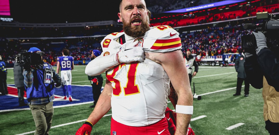 Travis Kelce también dona 100 mil dólares a víctimas de tiroteo