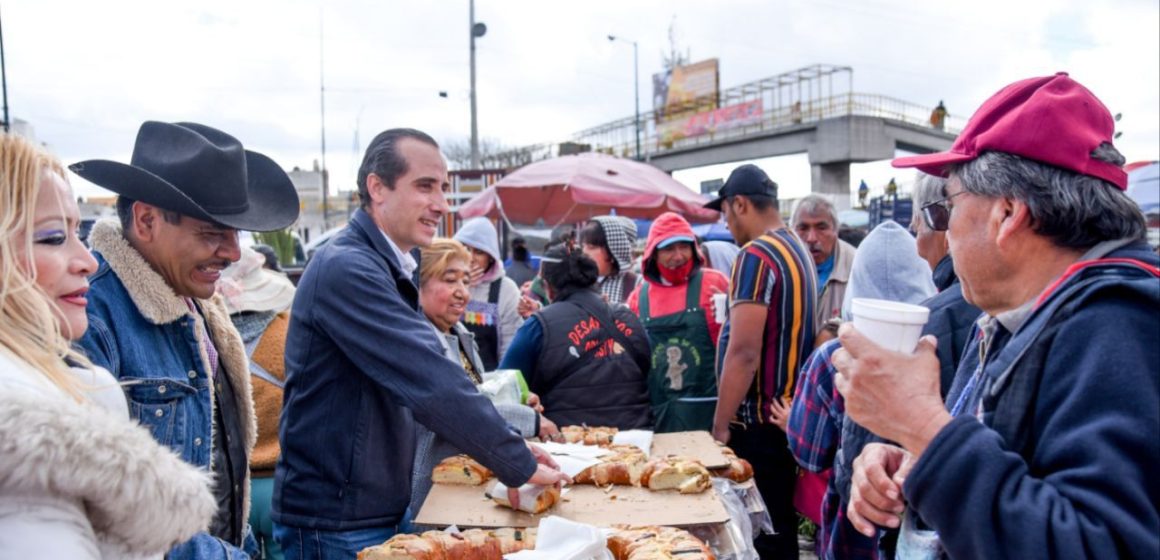 Comerciantes de la Central de abasto invitan a Mario Riestra a parir Rosca de Reyes