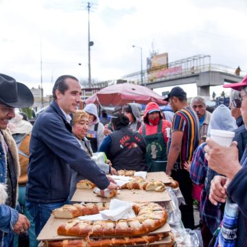 Comerciantes de la Central de abasto invitan a Mario Riestra a parir Rosca de Reyes