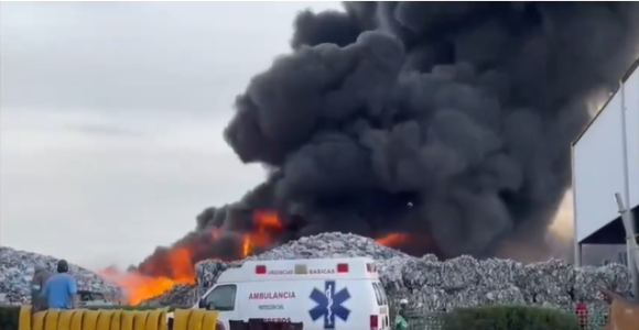 Incendio consume planta recicladora de PET en Chalco