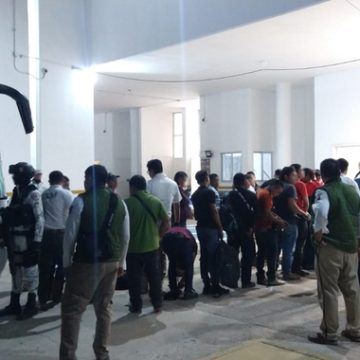 En Veracruz, Guardia Nacional e INM rescatan a 182  migrantes hacinados en un autobús de pasajeros