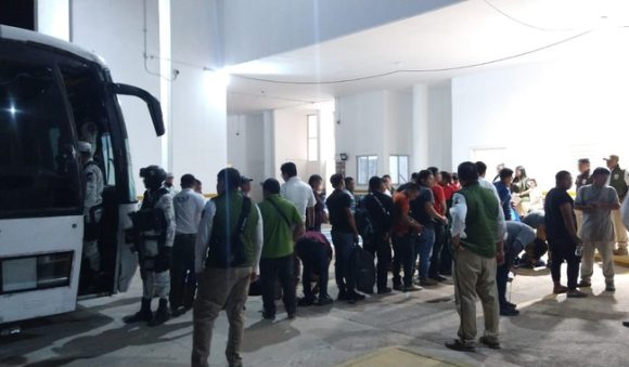 post_FOTO_009_GN__4_ En Veracruz, Guardia Nacional e INM rescatan a 182 migrantes hacinados en un autobús de pasajeros