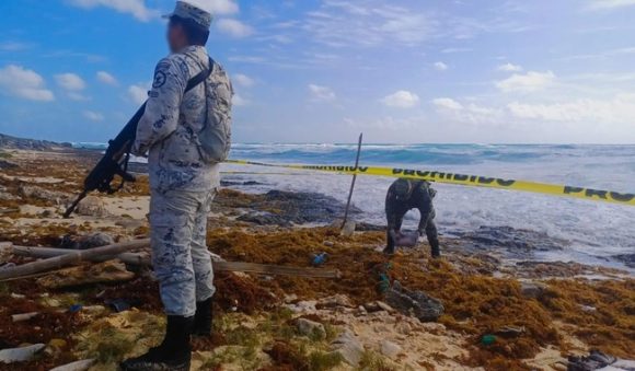 En Quintana Roo, localizan 22 paquete con aparente narcótico entre el sargazo