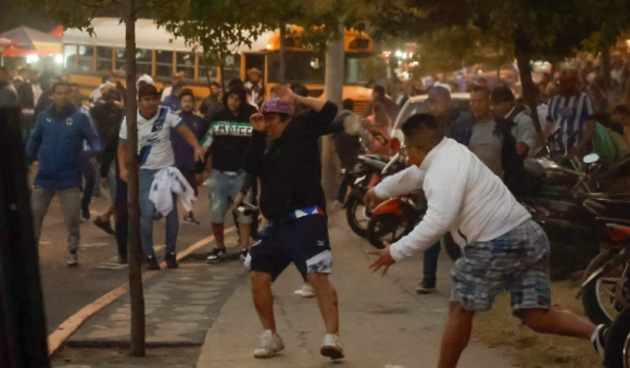 Se registra pelea entre aficionados del Monterrey y Comunicaciones