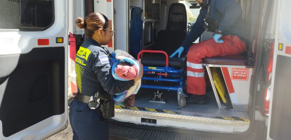 Policías municipales de Puebla ayudan a nacer a una bebé en Barranca Honda