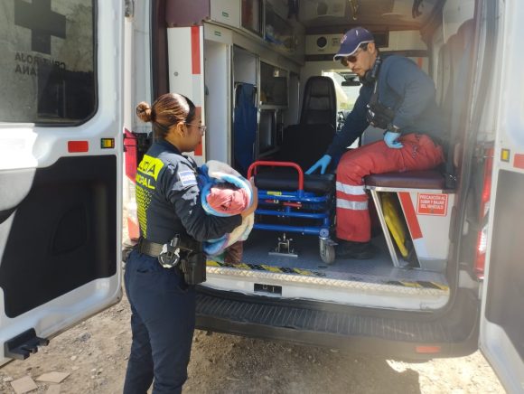 43ba8851-8852-412a-8b9c-202a92384630 Policías municipales de Puebla ayudan a nacer a una bebé en Barranca Honda