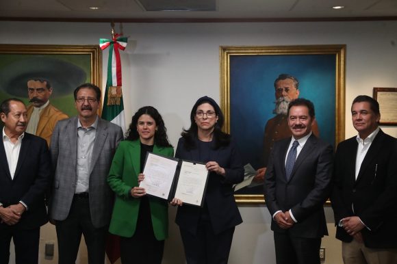 Recibe Marcela Guerra Castillo paquete de 20 iniciativas del Ejecutivo Federal