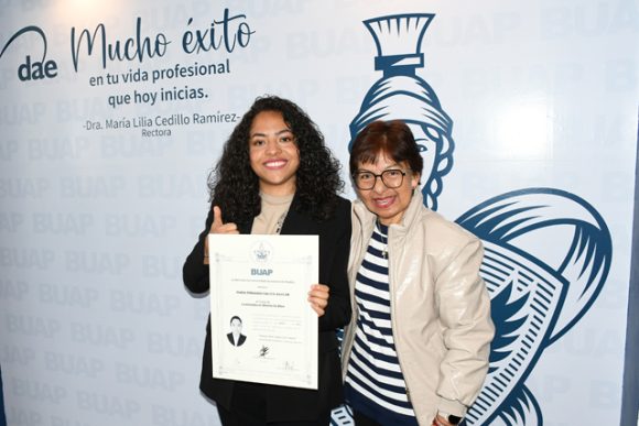 A_Graduada Entrega la Rectora Lilia Cedillo título a egresada con discapacidad auditiva