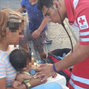 (VIDEO) Rescatan a bebé que cayó al mar en Veracruz