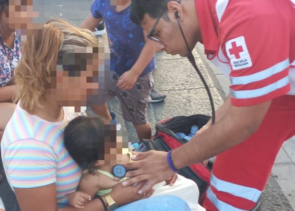 (VIDEO) Rescatan a bebé que cayó al mar en Veracruz