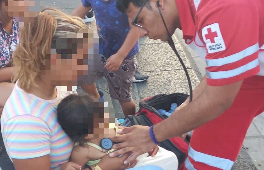 (VIDEO) Rescatan a bebé que cayó al mar en Veracruz