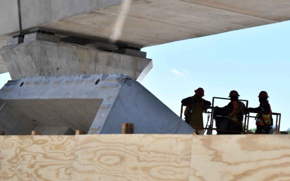 Caen dos trabajadores de estructura del Tren Interurbano