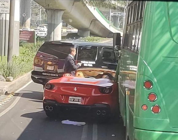 Ferrari choca contra transporte público en Periférico Sur