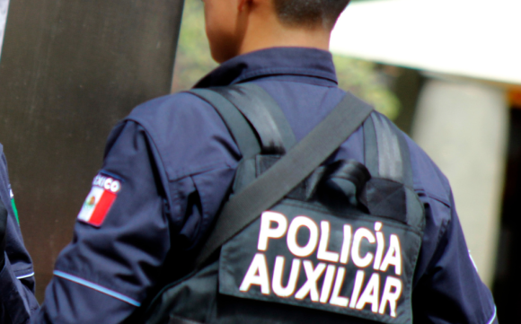 Cae arma de cargo de Policía Auxiliar, se dispara y lesiona a una mujer en Plaza Dorada