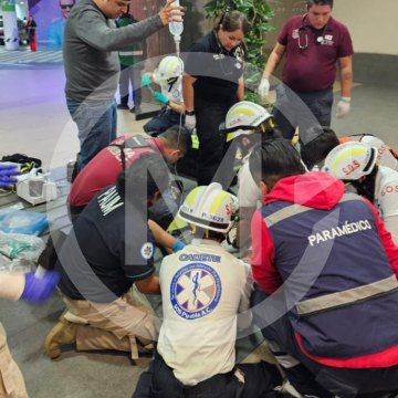 Hombre cae y muere mientras paseaba en plaza Solesta