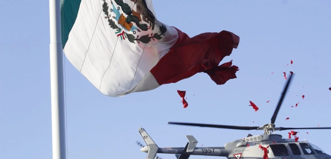 Helicóptero de la FAM corta bandera de México