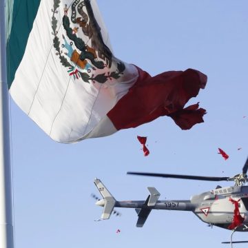 Helicóptero de la FAM corta bandera de México