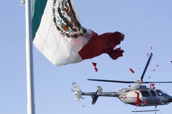 Helicóptero de la FAM corta bandera de México