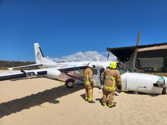 Avioneta se desploma en playa de Puerto Escondido; hay una persona muerte y cuatro heridos