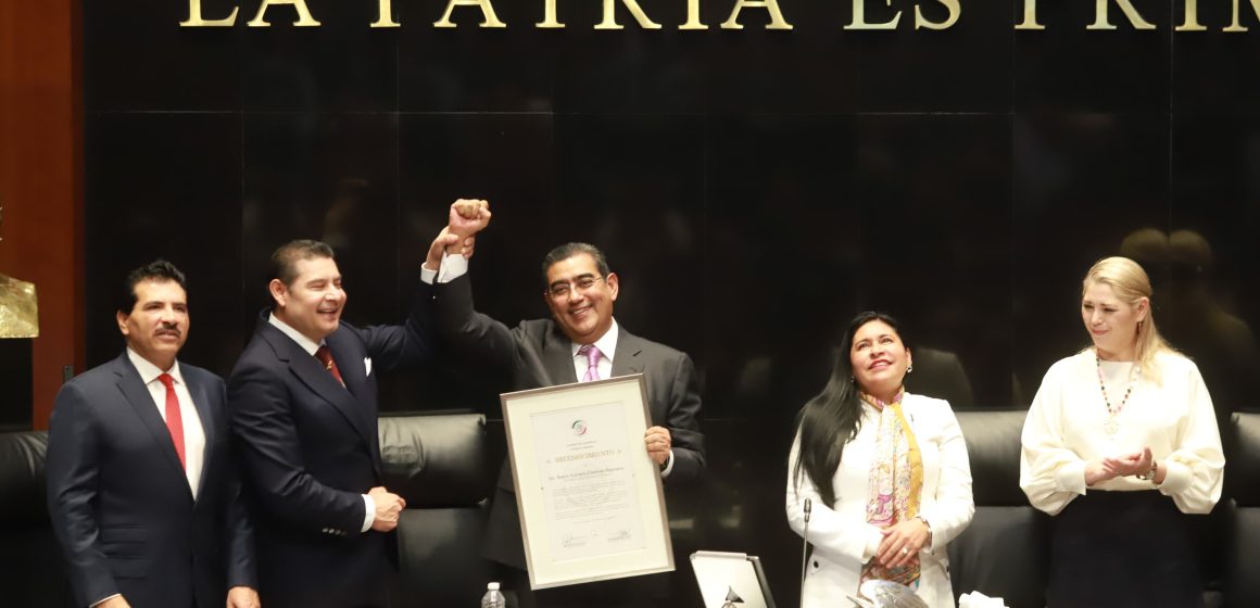 Asiste Sergio Salomón a revelación en letras doradas de “Los Tres Juanes de La Sierra Norte” 