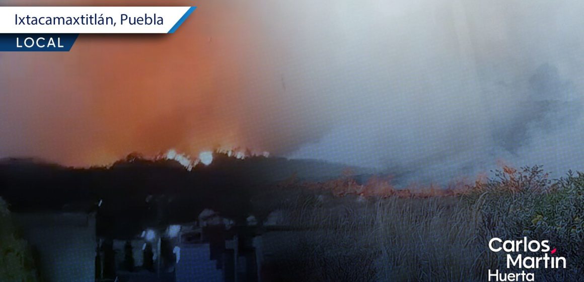Incendio en Ixtacamaxtitlán; autoridades trabajan para sofocarlo   