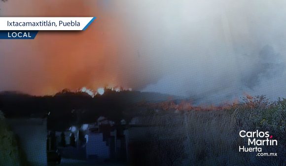 Incendio en Ixtacamaxtitlán; autoridades trabajan para sofocarlo   