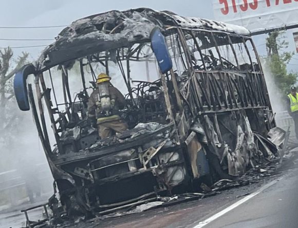Incendio autobús - México Puebla (VIDEO) Autobús se incendia sobre la autopista México-Puebla