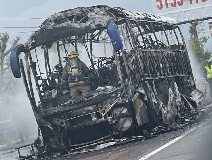 (VIDEO) Autobús se incendia sobre la autopista México-Puebla