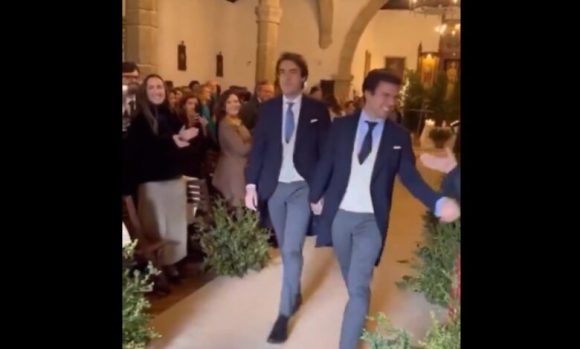 Matrimonio de una pareja homosexual en capilla católica genera polémica