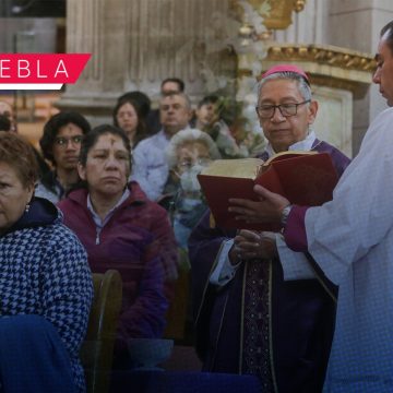 Fieles poblanos acuden a la imposición de ceniza que marca el inicio de la Cuaresma  