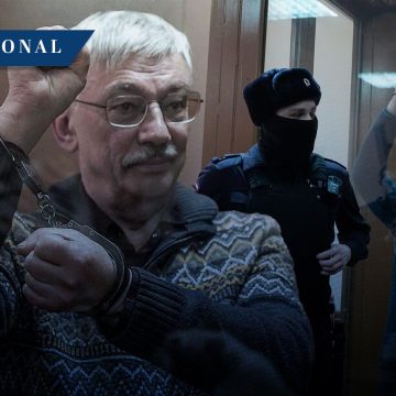 Rusia condena a dos años y medio de cárcel a Oleg Orlov, premio Nobel de la Paz