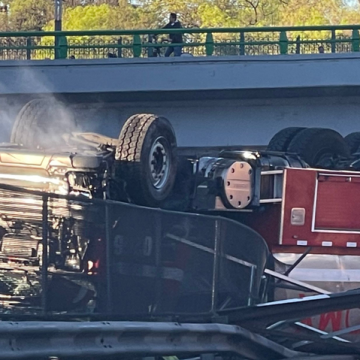 Camión de bomberos se vuelca en la alcaldía Miguel Hidalgo