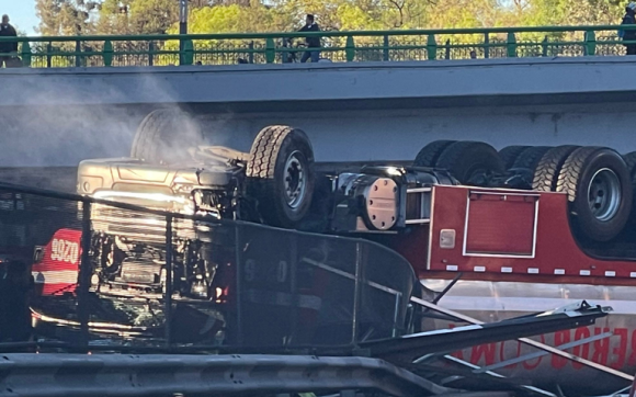 Camión de bomberos se vuelca en la alcaldía Miguel Hidalgo