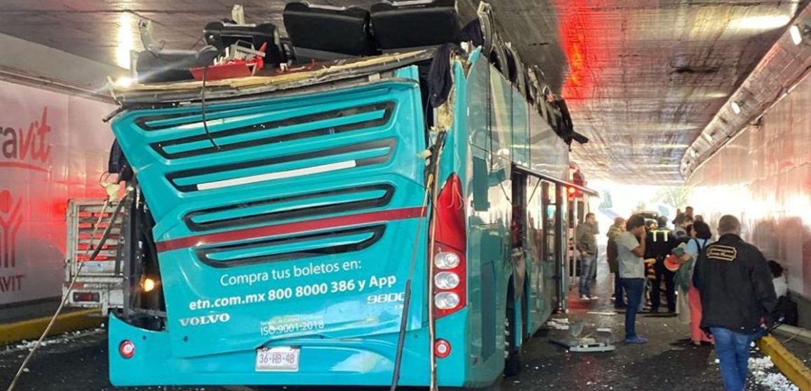 Autobús turístico se atoró en un bajo puente, en la alcaldía Benito Juárez
