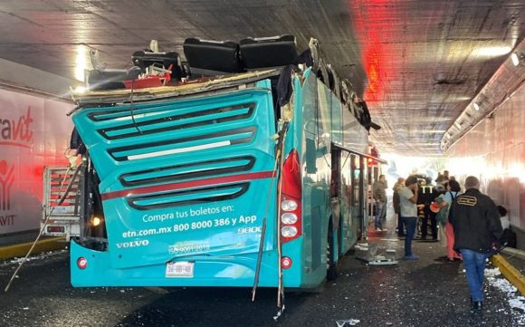 Autobús turístico se atoró en un bajo puente, en la alcaldía Benito Juárez