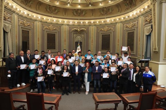 Congreso entrega reconocimientos a deportistas con discapacidad y sus entrenadores