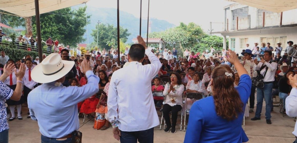 Lalo Rivera realiza gira en la Sierra Norte; piden mejor servicio de salud