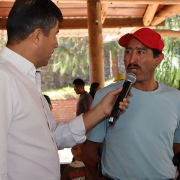 Pobladores denuncian a Lalo Rivera mal servicio de salud en Pahuatlán