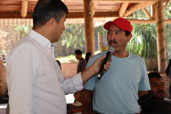 Pobladores denuncian a Lalo Rivera mal servicio de salud en Pahuatlán