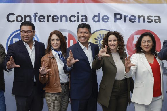 Nancy de la Sierra, Nadia Navarro y Humberto Aguilar, voceros de la alianza “Mejor Rumbo para Puebla”