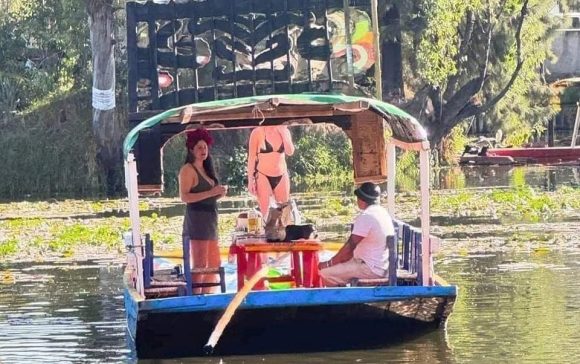 Turista se pasea en bikini en trajinera de Xochimilco